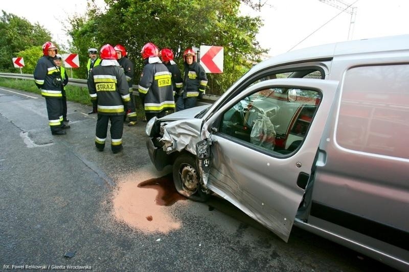 Wrocław: Wypadek na Pełczyńskiej. Zderzyły się trzy auta (ZDJĘCIA)