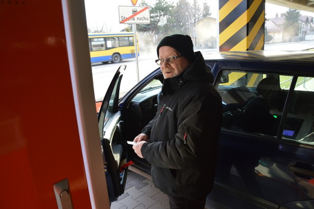 Mieczysław Borowicz chwali parking. Auto zostawia tu na kilka godzin, kiedy jedzie pociągiem do pracy