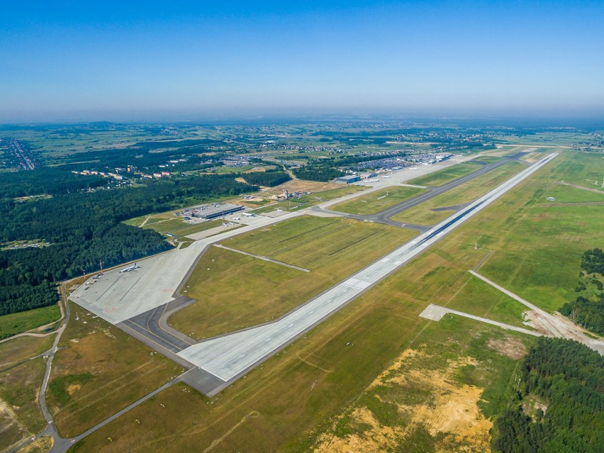 Droga startowa na lotnisku Pyrzowice ma właśnie 3 lata. Otwarto ją 28 maja 2015. Oto zdjęcia Katowice Airport z góry