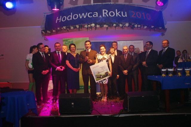 Roman Słowiński (siódmy z lewej) otrzymał nie tylko auto, ale i statuetkę