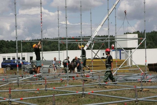 Trwa budowa dużej sceny Przystanku Woodstock 2012.