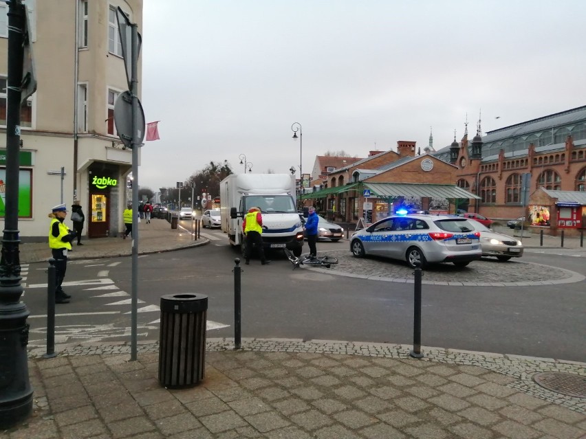 Wypadek w centrum Gdańska. Potrącenie rowerzysty na Podwalu Staromiejskim 5.12.2019. [Zdjęcia]