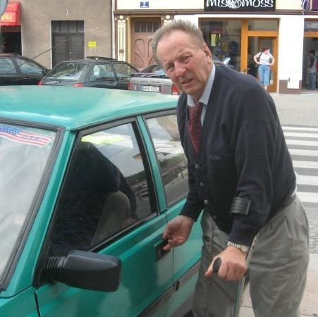 - Bolą mnie nogi, samochód muszę mieć jak najbliżej domu - tłumaczy Bogdan Nowicki.