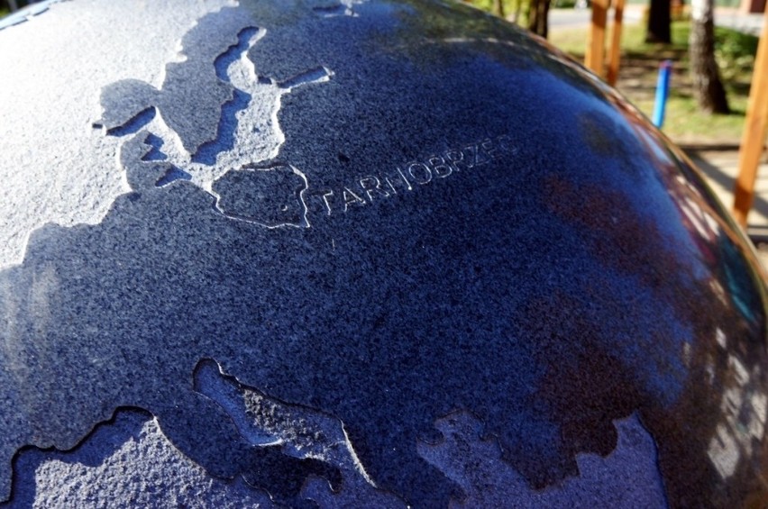 Globus na Placu Górnika w Tarnobrzegu wskazuje kierunki (zdjęcia)