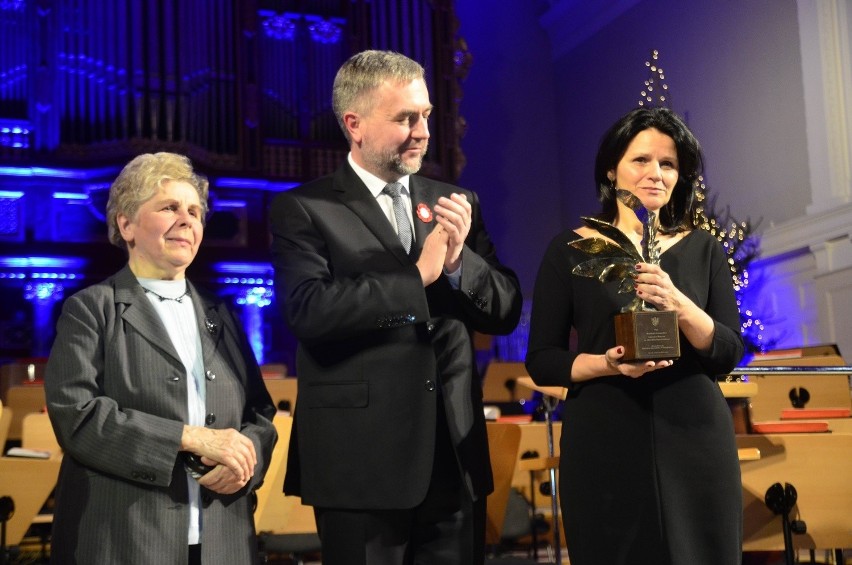 Alicja Kapuścińska i marszałek Marek Woźniak  wręczają...