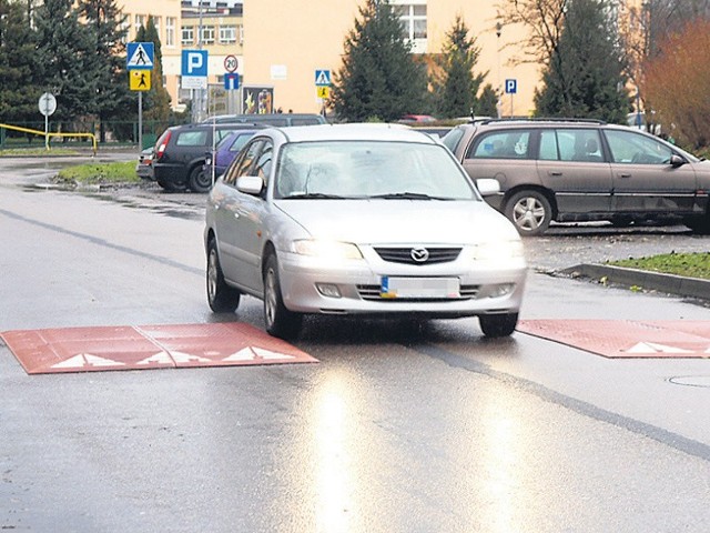 To zdjęcie zrobiliśmy w poniedziałek o godz. 9.10. W ciągu zaledwie 2-3 minut w ten sam sposób przejechałoul. Wańkowicza osiem samochodów. Co drugi omijał spowalniacze.