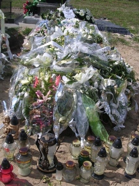 Sylwię podczas sobotniego pogrzebu żegnały tłumy ludzi, którzy pozostawili na grobie białe lilie.