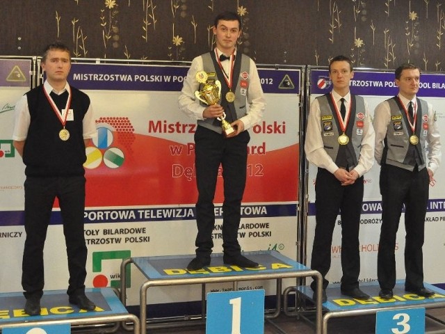 Podium w kategorii 10 bil. &#8222;Złoty medal wywalczył Bartosz Rozwadowski z Nosanu Galeria Echo Kielce, a brązowe jego klubowi koledzy - Radosław Babica (pierwszy z prawej) i Tomasz Kapłan.