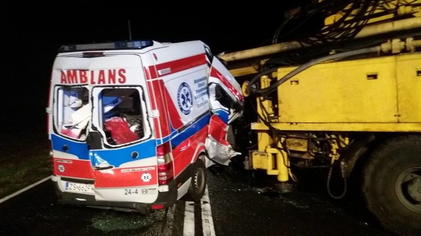 Wypadek pod Stargardem: Karetka zderzyła z ciężarówką. Trzy osoby ranne