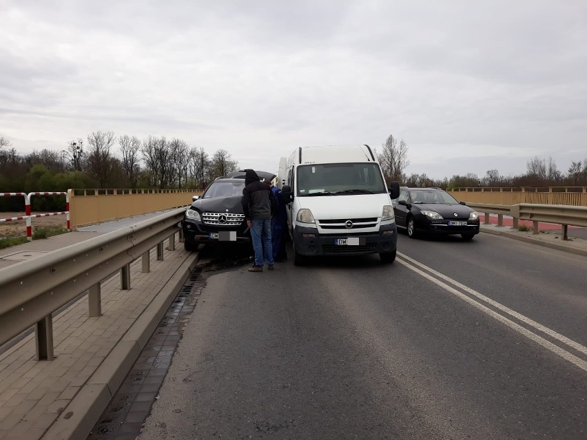Wypadek mercedesa i busa na Sułowskiej. Ruch wahadłowy na obrzeżach Wrocławia (ZDJĘCIA)
