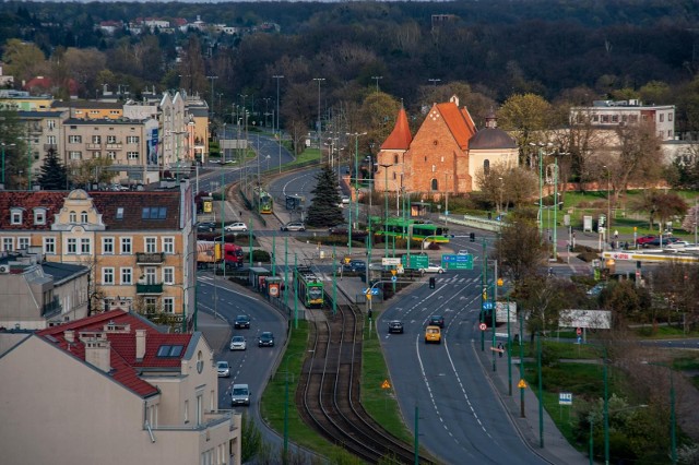 Weekend w Poznaniu będzie ciepły. Do Wielkopolski na dobre zawitała wiosna. Nie będzie opadów deszczu, ale zapowiadają się przelotne zachmurzenia. Poznaniacy będą się mogli cieszyć się piękną, bezwietrzną pogodą. Od kilku dni należy jednak uważać na zanieczyszczenia powietrza. Sprawdź prognozę pogody na weekend --->