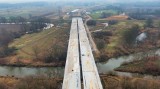 Most na Wiśle w ciągu obwodnicy Oświęcimia. To już końcowe metry. Prawie spina dwa brzegi rzeki! Zobacz zdjęcia