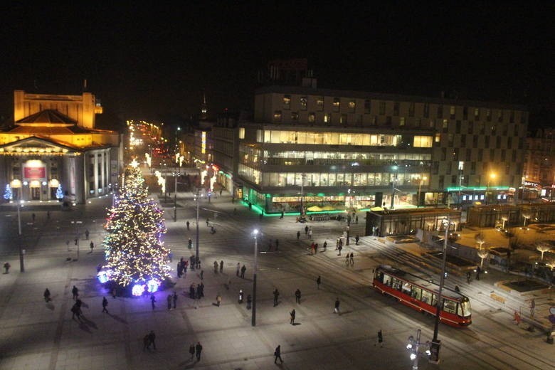 Rynek w Katowicach tworzą place: Kwiatowy, Teatralny (są...