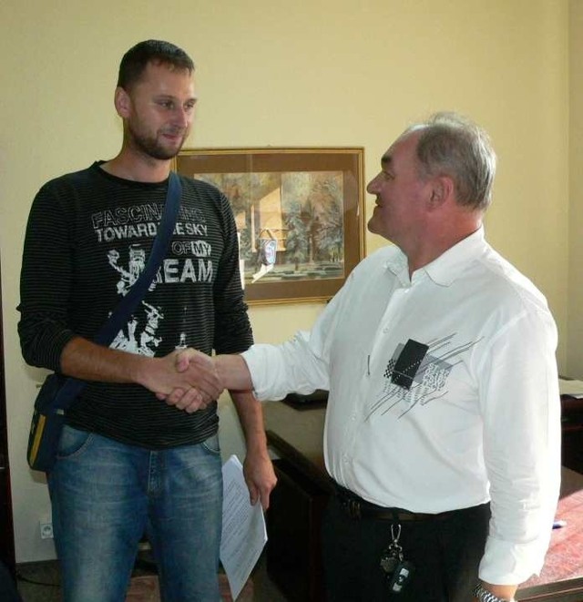 Marcin Kocik (z lewej) będzie grającym drugim trenerem Jadaru Radom. W czwartek podpisał kontrakt z Tadeuszem Kupidurą (z prawej), właścicielem drużyny.