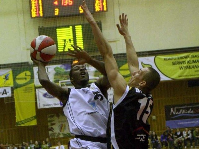 Michael Deloach (z piłką) nie zagra już w drużynie koszykarzy Siarki Tarnobrzeg.