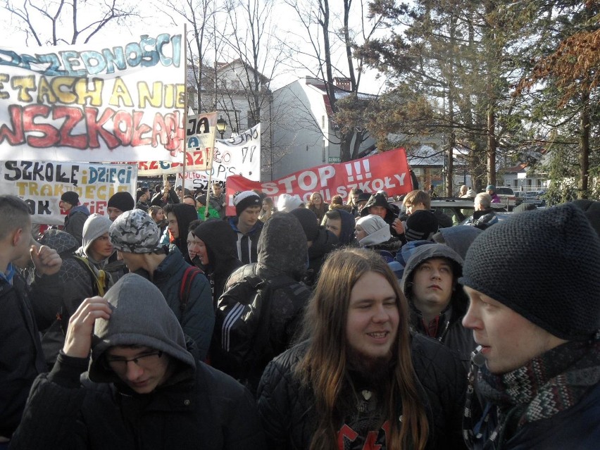 Protest przeciwko likwidacji szkół w Żywcu i Węgierskiej...