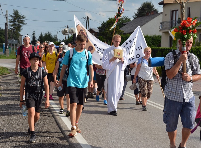 39. Krakowska Piesza Pielgrzymka na Jasną Górę w połowie drogi. Do pokonania zostało im jeszcze 108 km  [ZDJĘCIA]