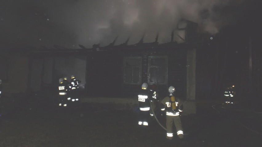 W spalonym domu strażacy znaleźli ciało mężczyzny