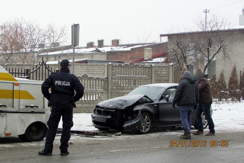 Wypadek w Brzezinach. Kierowca wjechał w słup energetyczny [zdjęcia]