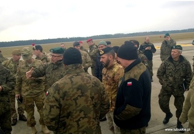 Odprawa wojskowych na lotnisku w Babimoście