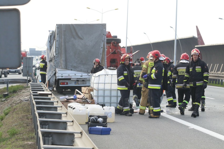 Wypadek na AOW. Przewrócił się bus przewożący chemikalia