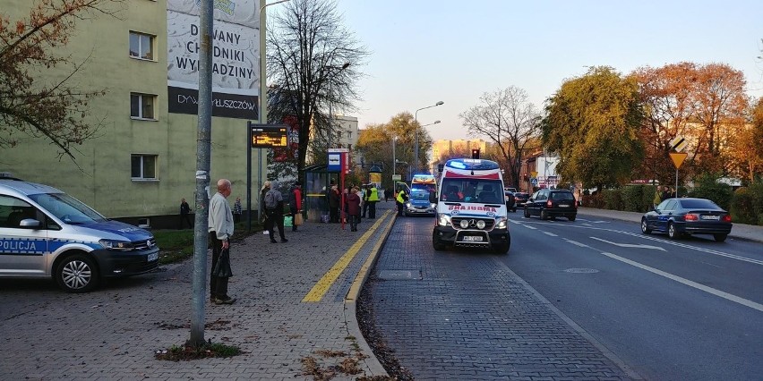 Motocykl uderzył w przystanek i ludzi czekających na autobus...