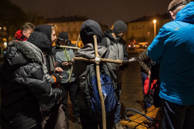 Każdą z tras Ekstremalnej Drogi Krzyżowej idzie nawet kilkadziesiąt osób.