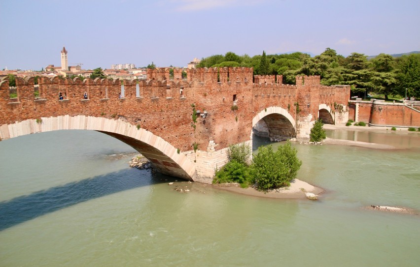 To most, który łączy centrum miasta z zamkiem Castelvecchio....