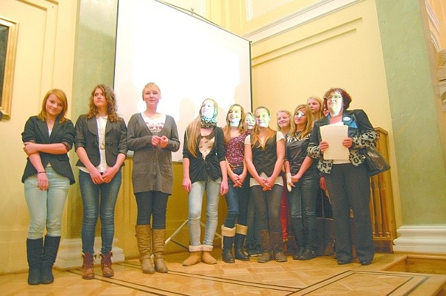 Uczennice wasilkowskiego gimnazjum podczas ogłaszania wyników programu &#8222;Dialog z przeszłością&#8221;