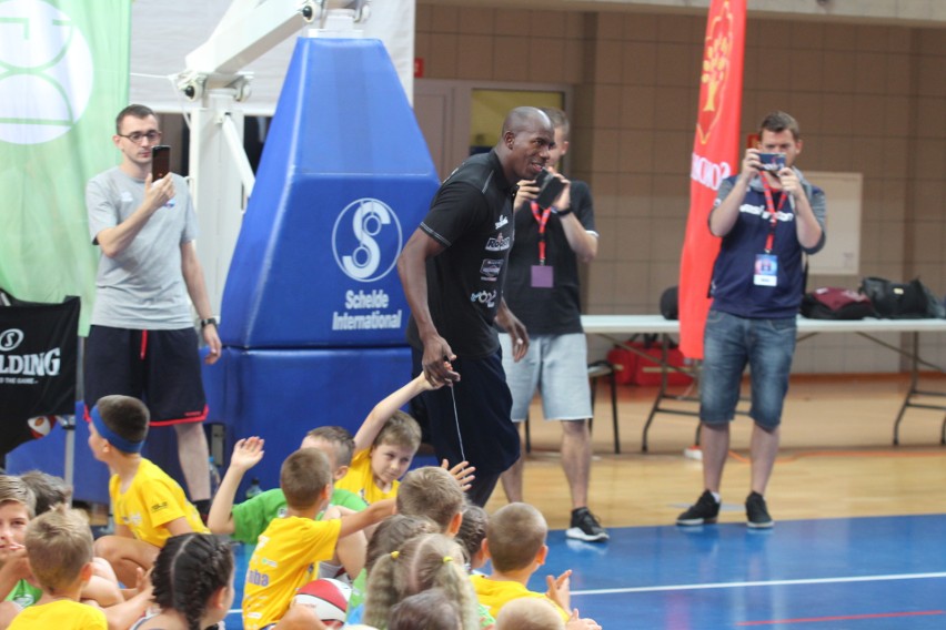 Marcin Gortat trenuje dzieci na Marcin Gortat Camp w...