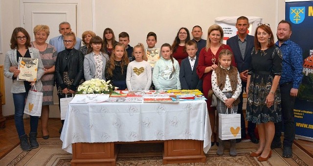 Uczestnicy konkursów z ich organizatorami, opiekunami, rodzicami i burmistrzem L. Duszyńskim