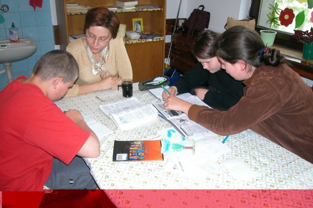 Najpierw lekcje, potem zabawa. Marcie i Kamilowi Kaczyńskim pomagają w nauce Wioletta Cichocka-Pudło i Monika Brycka (z prawej).