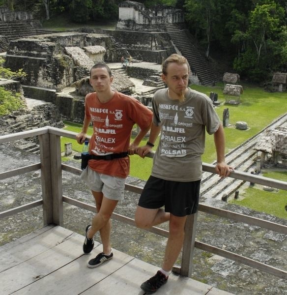 Wojciech Siudeja (z lewej) i Bartosz Głąb, a za nimi starożytne miasto Majów w Parku Narodowym Tikal w Gwatemali.