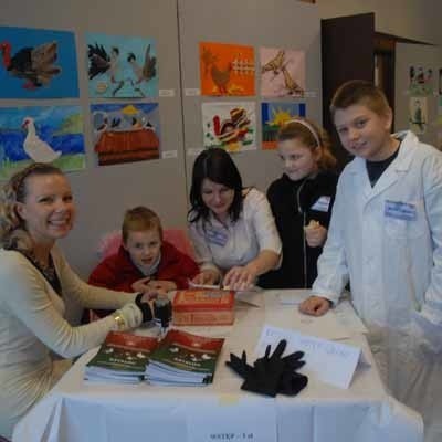 Pokazowi rasowych gołębi towarzyszyły dwie wystawy: rysunków dzieci opowiadających o ptakach naszych podwórek oraz prac rękodzielniczych podopiecznych Specjalnego Ośrodka Szkolno-Wychowawczego