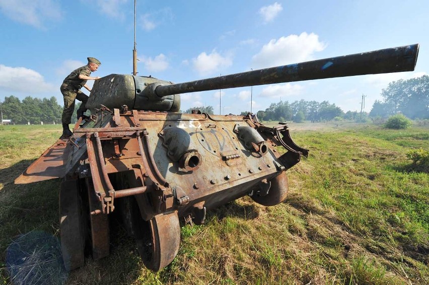 Czołg T-34 z Centrum Szkolenia Sił Powietrznych w Koszalinie...