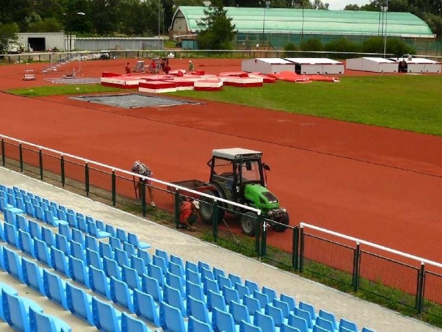 Na stadionie lekkoatletycznym w Stalowej Woli muszą zostać usunięte jeszcze usterki. Czy obiekt będzie gotowy na wrześniowe mistrzostwa?