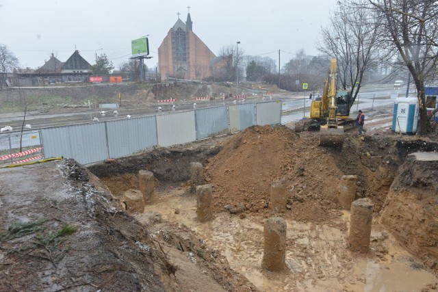 Na placu budowy kładki nad ulicą Szarych Szeregów już gotowe są pale fundamentowe, które stabilizują grunt pod konstrukcję.