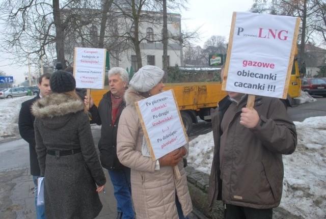 Grupa mieszkańców Świnoujścia przyjechała do Szczecina z transparentami.