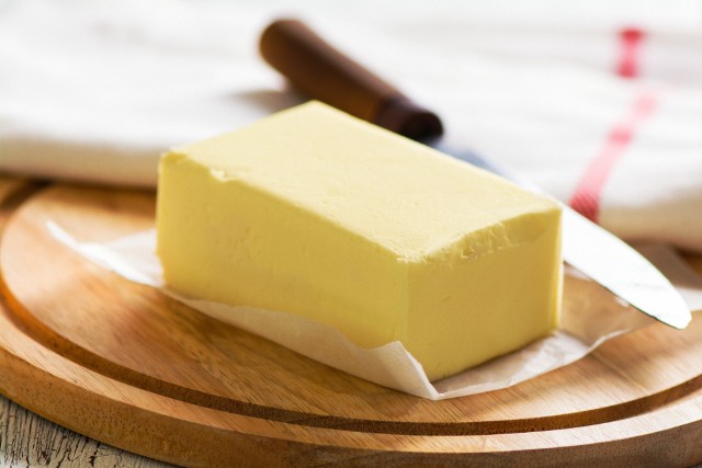 Tradycyjnie masło przygotowuje się z tłustej śmietanki lub mleka. Domowe masło świetnie smakuje połączone z ziołami lub ulubionymi przyprawami.