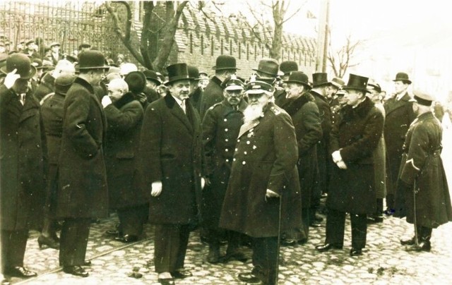 Wojewoda Marian Zyndram Kościałkowski w towarzystwie weteranów 1863 r.  Białystok, 1933 r.