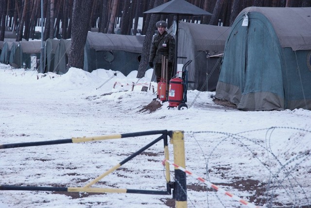 Zimowe ćwiczenia wojska na poligonie drawskim.