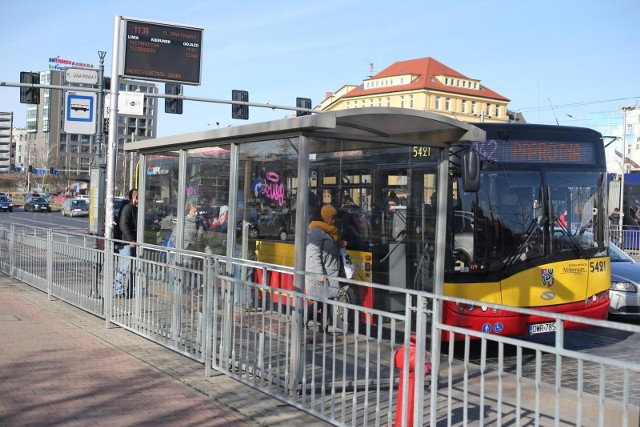Autobusy dwóch linii zatrzymują się od dziś na przystanku na pl. Jana Pawła II na torowisku