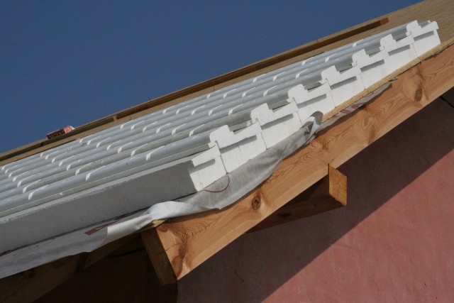 Do izolacji dachu najczęściej stosuje się wełnę mineralną, nic jednak nie stoi na przeszkodzie, by dach ocieplić styropianem.
