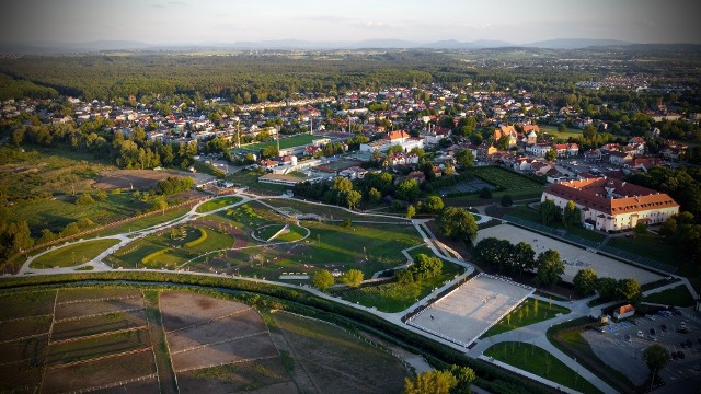 Niepołomicki monitoring zdał egzamin. Sprawcę dewastacji małej architektury na nowiutkich Błoniach Niepołomickich namierzono dzięki upublicznieniu na FB zapisu z miejskich kamer. Teraz gmina szuka w ten sposób mężczyzny, który zniszczył młode drzewko przy ul. Szkolnej