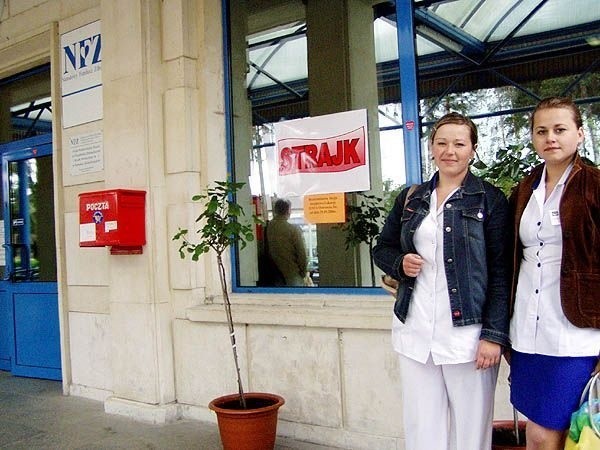 - Jeśli nic się nie zmieni, to po ukończeniu studiów zapewne większość z nas pracy szukać będzie za granicą - zapowiadają studentki pielęgniarstwa, Monika Żabicka i Katarzyna Plewa.