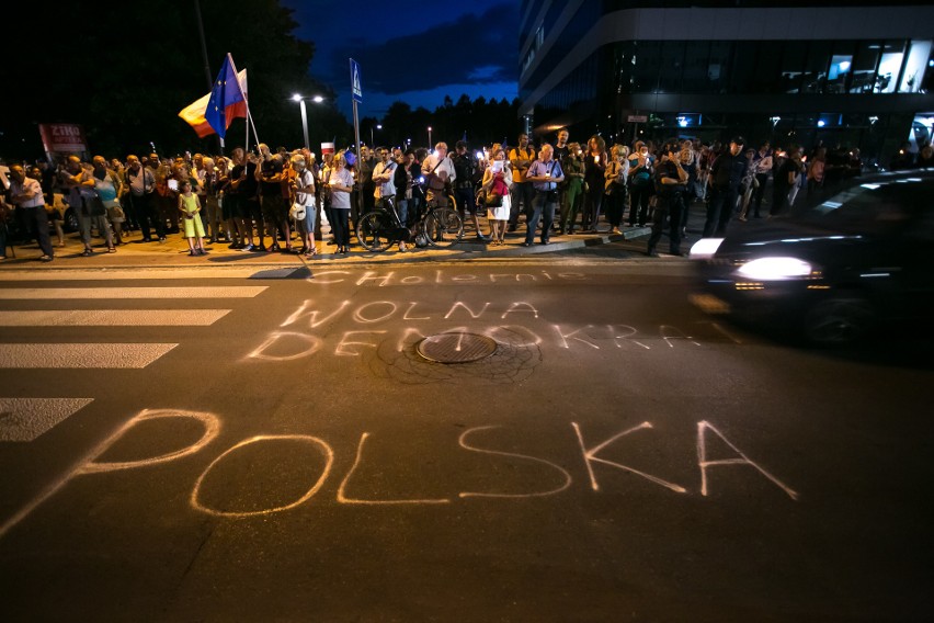 Łańcuch światła dla sądów. Tak protestowali mieszkańcy Krakowa [ZDJĘCIA]