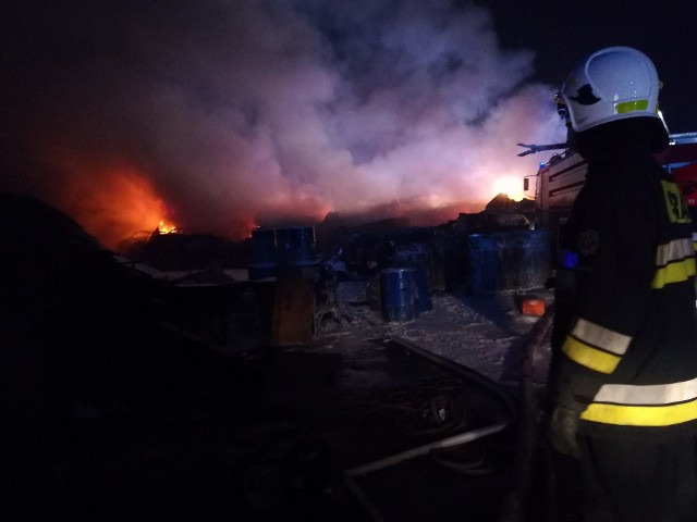 29 zastępów straży pożarnej gasi pożar złomowiska w Tarnowskich Górach