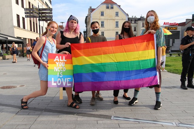 - Ostatnie akcje warszawskiej policji to inicjatywa władzy wymierzona w środowiska LGBT - mówią członkowie "Tęczowego Opola". - Nie, to zwykłe działania mające na celu egzekwowanie prawa - tłumaczą przedstawiciele środowisk narodowych.
