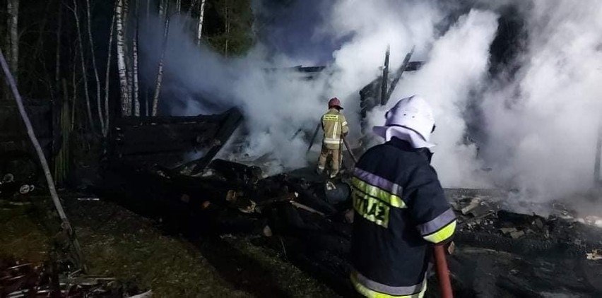 Pożar w Zalesiu. Spłonęła drewniana stodoła. 28.12.2021 