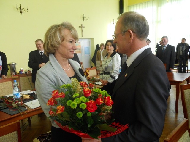 Urszula Paprocka, nowa przewodnicząca rady miejskiej, odbiera gratulacje od burmistrza Andzreja Ciesli